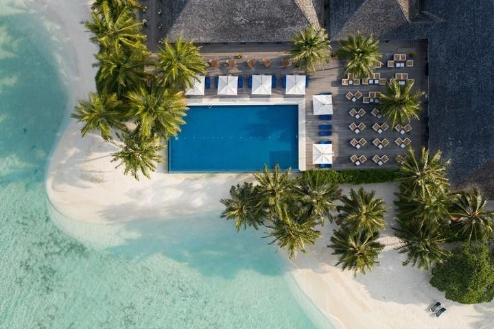 Vilamendhoo sunset pool